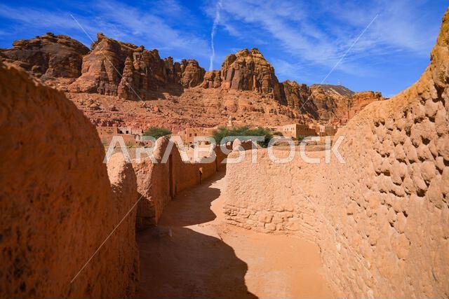 ممر تقليدي مبني من الطوب اللبن يتخلل واحة النخيل الخضراء المورقة في العلا، المملكة العربية السعودية ممر تقليدي مبني من الطوب اللبن يتخلل واحة النخيل الخضراء المورقة في العلا، المملكة العربية السعودية