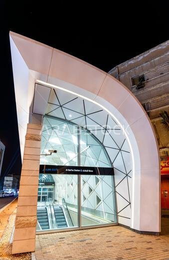 الرياض، المملكة العربية السعودية - 20 فبراير 2026: المدخل المضاء الحديث لمحطة مترو البطحاء والذي يتميز بتصميم معماري معاصر وواجهات زجاجية في الليل.