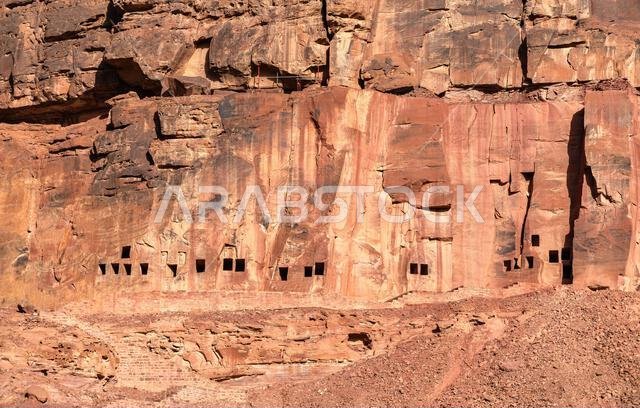 المقابر المنحوتة في الصخور القديمة والحفريات الأثرية في موقع دادان في جبال الحجر الرملي الأحمر في العلا، المملكة العربية السعودية.