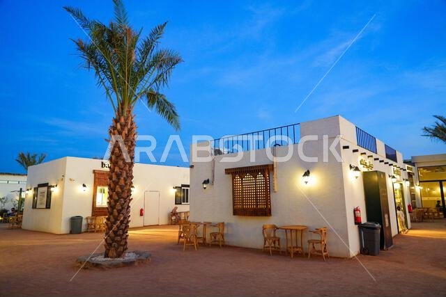 مطعم عصري مضاء في وقت الغروب بالقرب من مسجد قباء في المدينة المنورة، المملكة العربية السعودية
