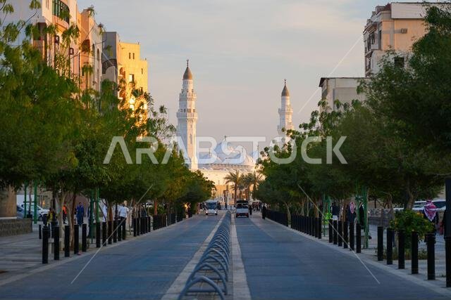 منظر بانورامي لمسجد قباء التاريخي في نهاية شارع قباء للمشاة في المدينة المنورة، المملكة العربية السعودية