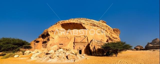 منظر بانورامي للمقابر النبطية القديمة المنحوتة في منحدرات الحجر الرملي لجبل البنات في الحِجر، العلا، المملكة العربية السعودية، وهو موقع مدرج ضمن قائمة التراث العالمي لليونسكو.