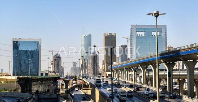 ناطحات سحاب حديثة وحركة مرور كثيفة على الطريق السريع في شارع الملك فهد بوسط مدينة الرياض، المملكة العربية السعودية.