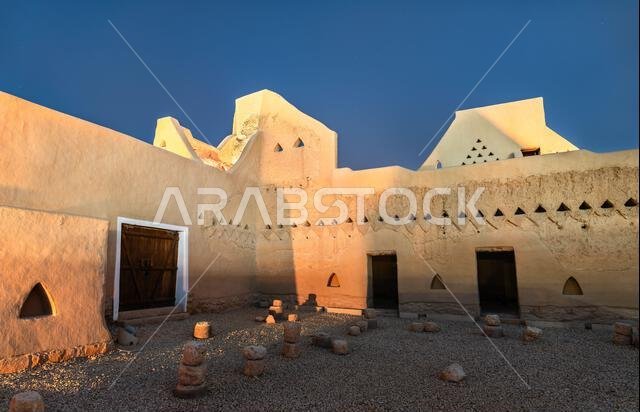 العمارة الطينية الكلاسيكية على الطراز النجدي في موقع الطريف التاريخي للتراث العالمي في الدرعية، المملكة العربية السعودية، أثناء غروب الشمس.