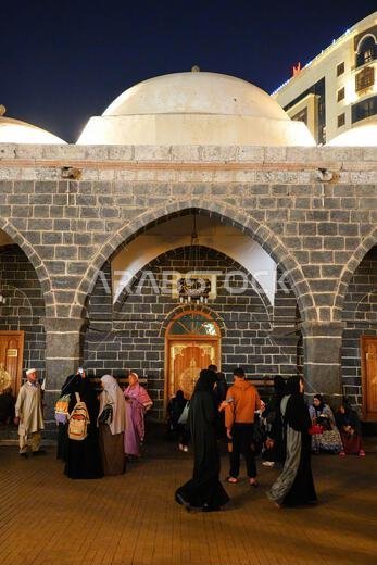 العمارة التاريخية لمسجد الغمامة بقبابه البيضاء ليلاً في المدينة المنورة، المملكة العربية السعودية
