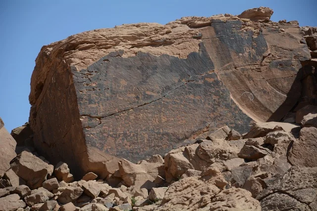 النقوش الصخرية الأثرية القديمة في صحراء السعودية