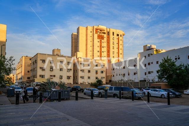 مبانٍ سكنية تحت ضوء غروب الشمس الذهبي في المدينة المنورة، المملكة العربية السعودية