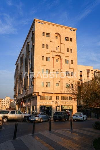 مبانٍ سكنية تحت ضوء غروب الشمس الذهبي في المدينة المنورة، المملكة العربية السعودية