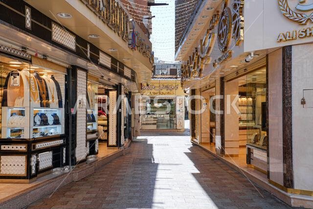 شارع تجاري في مركز البلد التاريخي بمدينة الطائف في المملكة العربية السعودية