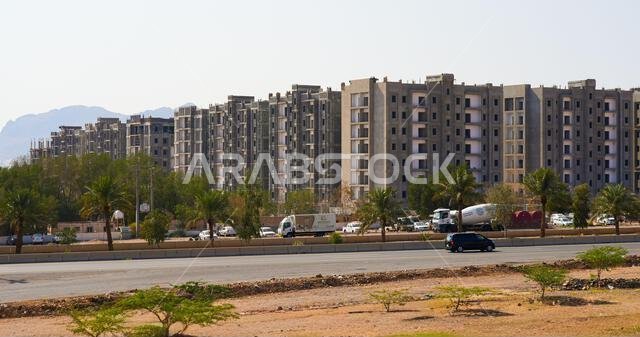 صف من المباني السكنية الخرسانية الحديثة في المدينة المنورة، المملكة العربية السعودية