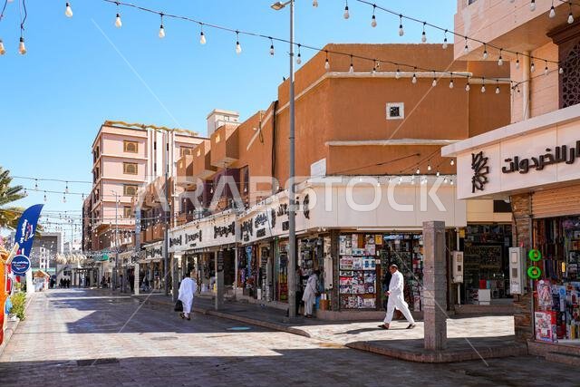 شارع تجاري في مركز البلد التاريخي بمدينة الطائف في المملكة العربية السعودية