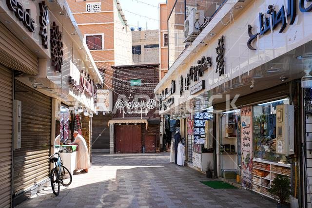 شارع تجاري في مركز البلد التاريخي بمدينة الطائف في المملكة العربية السعودية