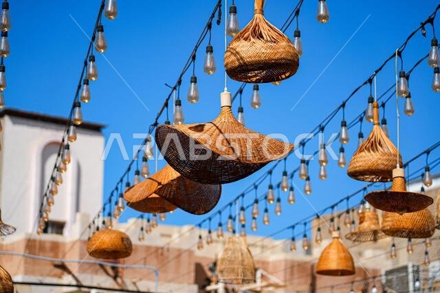 زينة تقليدية من الخوص ومصابيح معلقة فوق أحد شوارع حي البلد في الطائف، المملكة العربية السعودية