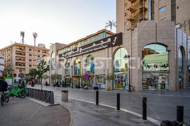 المشاة والمتاجر المحلية على طول شارع قباء المزدحم المخصص للمشاة في المدينة المنورة، المملكة العربية السعودية