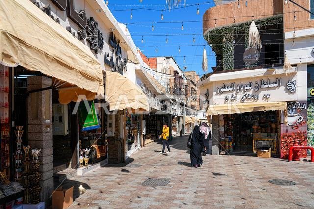 شارع تجاري في مركز البلد التاريخي بمدينة الطائف في المملكة العربية السعودية