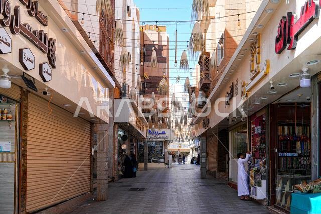 شارع تجاري في مركز البلد التاريخي بمدينة الطائف في المملكة العربية السعودية
