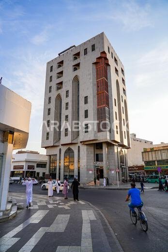 مبنى سكني حديث عند تقاطع شوارع في المدينة المنورة، المملكة العربية السعودية مبنى سكني حديث عند تقاطع شوارع في المدينة المنورة، المملكة العربية السعودية