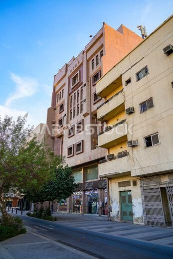 مبانٍ سكنية تضم متاجر محلية على طول شارع قباء في المدينة المنورة، المملكة العربية السعودية مبانٍ سكنية تضم متاجر محلية على طول شارع قباء في المدينة المنورة، المملكة العربية السعودية