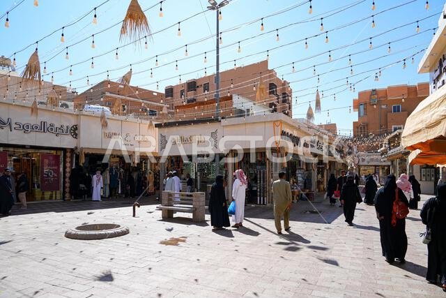شارع تجاري في مركز البلد التاريخي بمدينة الطائف في المملكة العربية السعودية