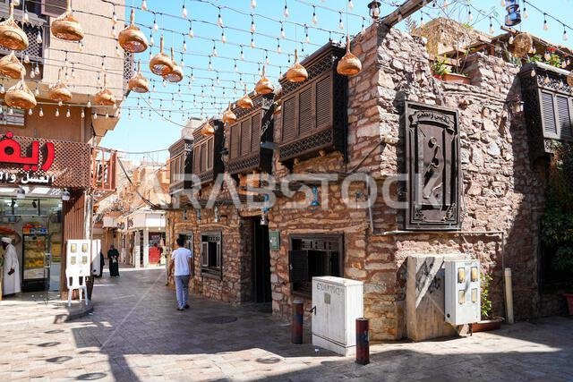 مبنى حجري حجازي تقليدي بشرفات خشبية في البلد بالطائف، المملكة العربية السعودية