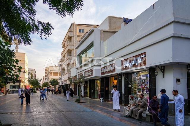 المشاة والمتاجر المحلية على طول شارع قباء المزدحم المخصص للمشاة في المدينة المنورة، المملكة العربية السعودية المشاة والمتاجر المحلية على طول شارع قباء المزدحم المخصص للمشاة في المدينة المنورة، المملكة العربية السعودية