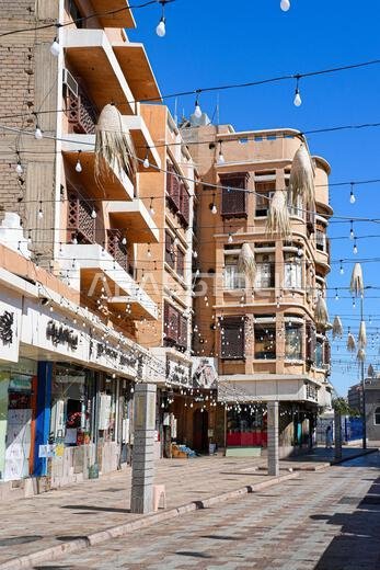 مبنى سكني حديث في مركز البلد التاريخي بمدينة الطائف في المملكة العربية السعودية
