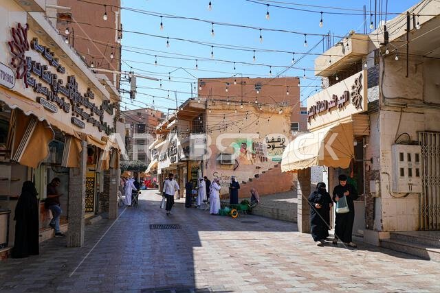 شارع تجاري في مركز البلد التاريخي بمدينة الطائف في المملكة العربية السعودية