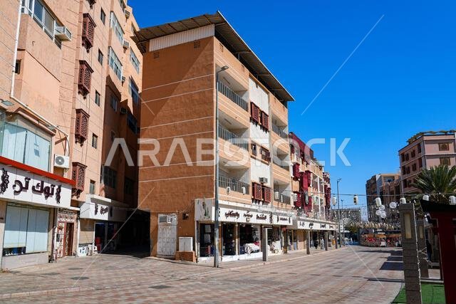 مبنى سكني حديث في مركز البلد التاريخي بمدينة الطائف في المملكة العربية السعودية