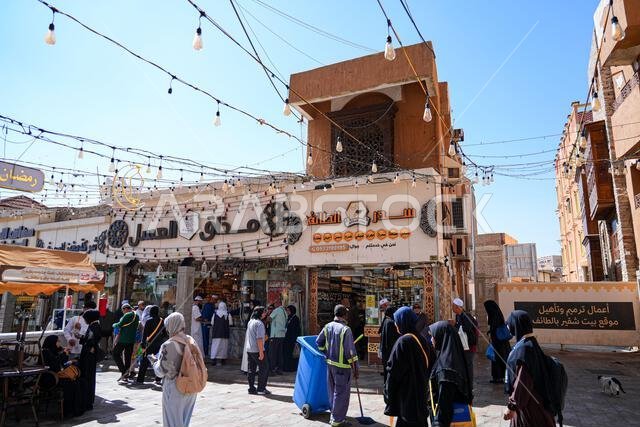 شارع تجاري في مركز البلد التاريخي بمدينة الطائف في المملكة العربية السعودية
