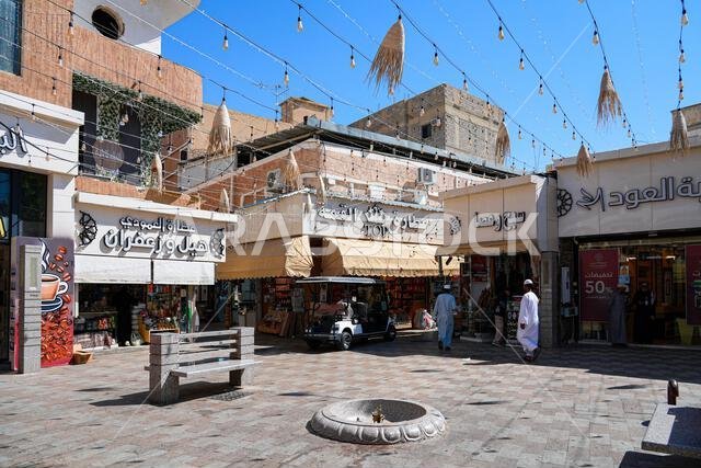 شارع تجاري في مركز البلد التاريخي بمدينة الطائف في المملكة العربية السعودية