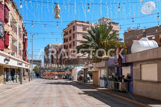 شارع تجاري في مركز البلد التاريخي بمدينة الطائف في المملكة العربية السعودية