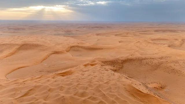 منظر جوي للكثبان الرملية في الصحراء وقت الغروب