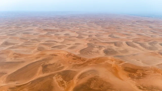 منظر جوي للكثبان الرملية الشاسعة في الصحراء العربية