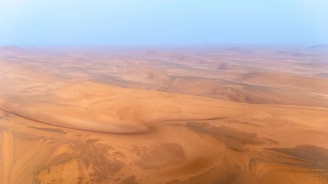 منظر جوي للكثبان الرملية في الصحراء السعودية