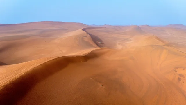 منظر جوي للكثبان الرملية البرتقالية في الصحراء الشاسعة