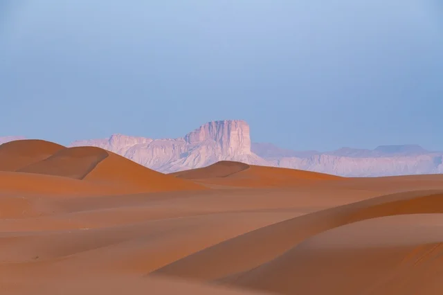 جبل طويق مع صحراء النفود والكثبان الرملية في السعودية