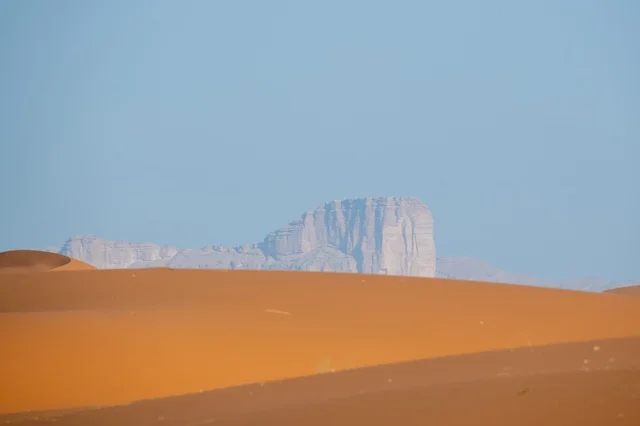 جبال طويق مع الكثبان الرملية لصحراء النفود بالسعودية