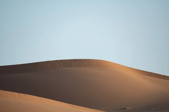 الكثبان الرملية في صحراء النفود تحت السماء الصافية