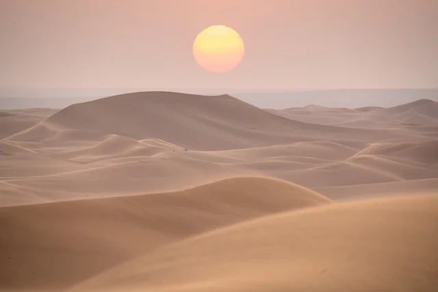 غروب الشمس فوق الكثبان الرملية بصحراء النفود السعودية