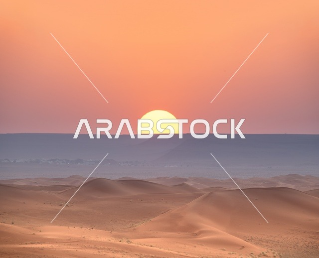 غروب الشمس الذهبي فوق الكثبان الرملية في صحراء النفود