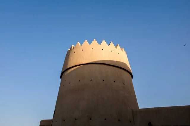 برج طيني تراثي قديم مع سماء زرقاء صافية في السعودية