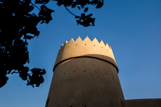 برج طيني تراثي عربي قديم تحت السماء الزرقاء الصافية
