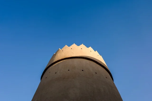 برج طيني تراثي قديم تحت السماء الزرقاء