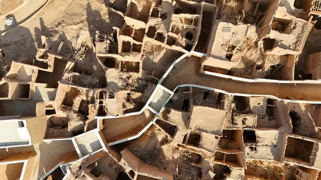 لقطة جوية للبيوت الطينية الأثرية في القرية التراثية