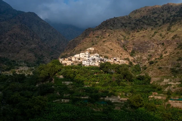 منظر جوي لمدينة عسير من فوق الجبال, الطبيعه الجبليه الخضراء في ابها, اجواء شتويه ضبابيه في الليل, السياحه في المملكه العربيه السعوديه