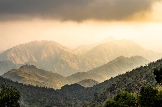 منظر جوي لمدينة عسير من فوق الجبال, الطبيعه الجبليه الخضراء في ابها, اجواء صيفيه مشمسه في النهار, السياحه في المملكه العربيه السعوديه