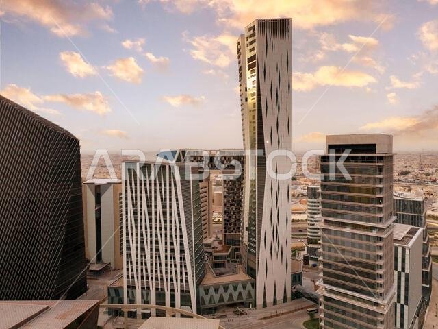مبانٍ حديثة في مركز الملك عبد الله المالي (KAFD)، الرياض، المملكة العربية السعودية.