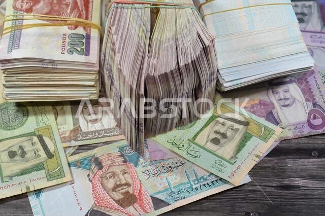 العملات الورقية من الريال السعودي، والعملات المصرية المطوية من فئتي 200 جنيه مصري و100 جنيه مصري.