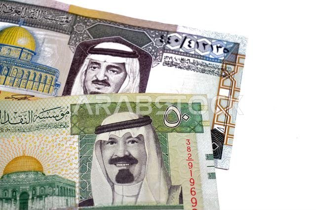 الوجه الأمامي لخمسين ريالاً سعودياً من الأوراق النقدية، يضم صور الملك فهد والملك عبد الله بن عبد العزيز آل سعود وقبة