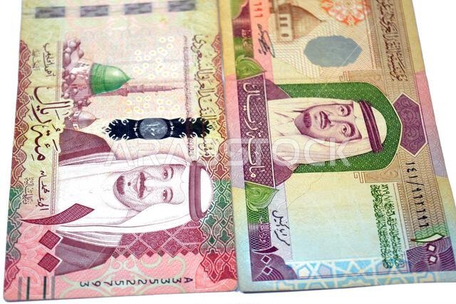 الوجه الأمامي لفئة 100 ريال سعودي، وهي فئة نقدية، يحمل صور الملك فهد والملك سلمان بن عبد العزيز والنبي.